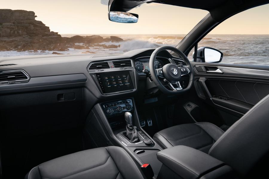 Торпедо Volkswagen Tiguan Allspace R-Line 2018 года  (AU) (фото 39 из 40)
